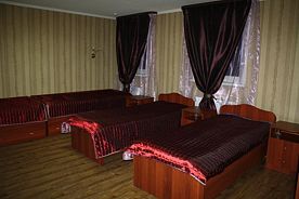 Кровать в общем номере, Клуб Отель Фора, Курган