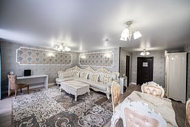 Двухместный Сьют Свадебный с балконом двуспальная кровать, Отель Пилот, Хабаровск