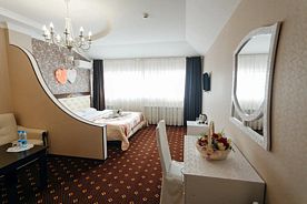 Люкс для новобрачных, Отель Кристалл Палас, Изворотень