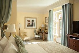 Двухместный номер с видом на Исаакиевский собор Four Seasons двуспальная кровать, Отель Four Seasons Lion Palace St. Petersburg, Санкт-Петербург