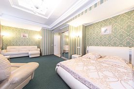 Двухместный номер Бизнес-комфорт + двуспальная кровать, Отель Троя, Казань