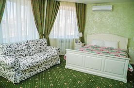 Двухместные апартаменты Premium с красивым видом из окна двуспальная кровать, Отель Роял Кастл, поселок Кирова