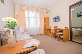 Двухместный номер Comfort с 2 комнатами с балконом и с красивым видом из окна двуспальная кровать, Отель Дельфин, Севастополь