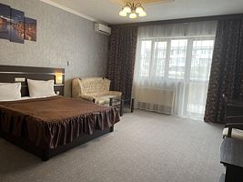 Двухместный семейный номер Comfort с балконом двуспальная кровать, Отель Venezia, Симферополь