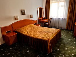 Двухместный полулюкс с 2 комнатами двуспальная кровать, Отель Адрия, Мегион