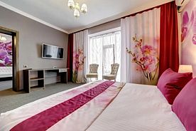 Двухместный люкс Свадебный с балконом и с видом на город двуспальная кровать, Отель  Мартон Палас Царицын, Волгоград