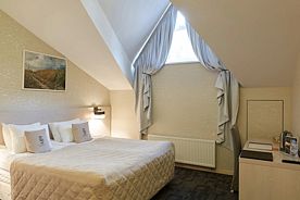 Двухместный номер люкс Comfort Мансардное окно двуспальная кровать, Отель Царство-Королевство, поселок Рощино
