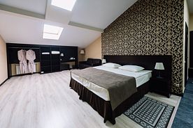Двухместный номер Deluxe Мансарда двуспальная кровать, Отель West, Смоленск