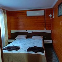 Шестиместный коттедж с двухъярусной кроватью с красивым видом из окна, Отель Гостеев, Джубга