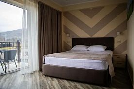 Двухместный номер Deluxe с балконом двуспальная кровать, Отель 44 Широта, станица Даховская