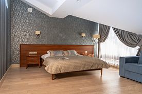 Двухместный полулюкс Business с видом на озеро двуспальная кровать, Отель Теплица Парк, поселок Барвиха