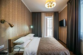 Двухместный номер Comfort с балконом и с видом на внутренний двор двуспальная кровать, Отель Луна, Кемерово