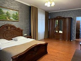 Двухместный полулюкс № 14 с балконом двуспальная кровать, Отель Снежная Королева, Черкесск