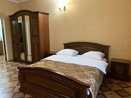 Двухместный полулюкс № 18 с видом на улицу двуспальная кровать, Отель Снежная Королева, Черкесск