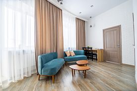 Двухместный люкс Superior с балконом двуспальная кровать, Отель Атриа, Тюмень