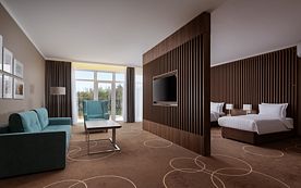 Room Premium с двуспальной кроватью, односпальной кроватью и диваном Family с балконом, Отель Movenpick Resort & SPA Anapa Miracleon, Анапа