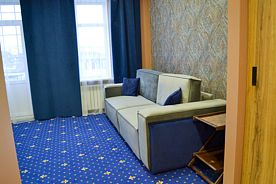 Двухместный люкс с мини-кухней с 2 комнатами с балконом 2 отдельные кровати, Отель Есенин, Вольск