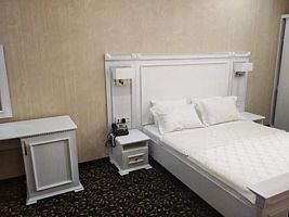 Двухместный семейный люкс с 2 комнатами двуспальная кровать, Отель Monarsh Hotel, Губкинский