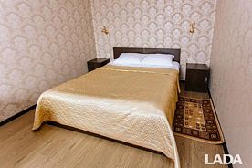 Двухместные апартаменты с 2 комнатами с балконом и с красивым видом из окна двуспальная кровать, Отель Lada Hotel, Кропоткин