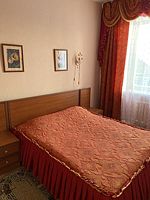 Двухместный люкс с балконом двуспальная кровать, Отель Гостиничный комплекс Постоялый двор, Удачная