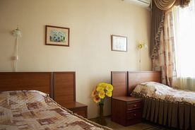 Двухместный люкс с балконом 2 отдельные кровати, Отель Гостиничный комплекс Постоялый двор, Удачная
