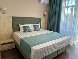 Двухместный номер Standard с балконом и с видом на бассейн двуспальная кровать, Отель CHATEAULIE, Геленджик