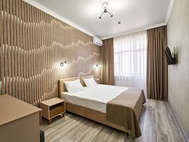 Двухместный номер Deluxe с балконом двуспальная кровать, Отель Комета, станица Ессентукская