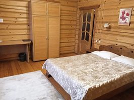 Двухместный номер в деревянном коттедже с сауной двуспальная кровать, Отель Колыба, Изворотень