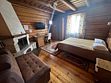 Двухместный номер в деревянном коттедже с камином двуспальная кровать, Отель Колыба, Изворотень