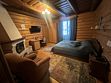Двухместный номер в деревянном коттедже с сауной с камином двуспальная кровать, Отель Колыба, Изворотень
