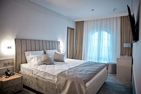 Двухместный люкс с балконом двуспальная кровать, Отель Ариадна, поселок Волжский