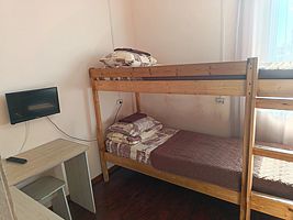 Кровать в общем номере с видом на город, Отель Альфа, Южно-Сахалинск