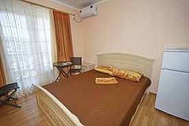 Двухместный номер Standard с балконом и с видом на город двуспальная кровать, Мини-отель Атмосфера, Джубга