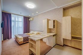 Семейный люкс с 2 комнатами с балконом и с видом на город, Мини-отель Ай-Петри, село Береговое, муниципальный округ Феодосия