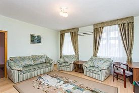 Двухместный люкс с 2 комнатами с видом на сад двуспальная кровать, Отель и хостел Эдем, Псков
