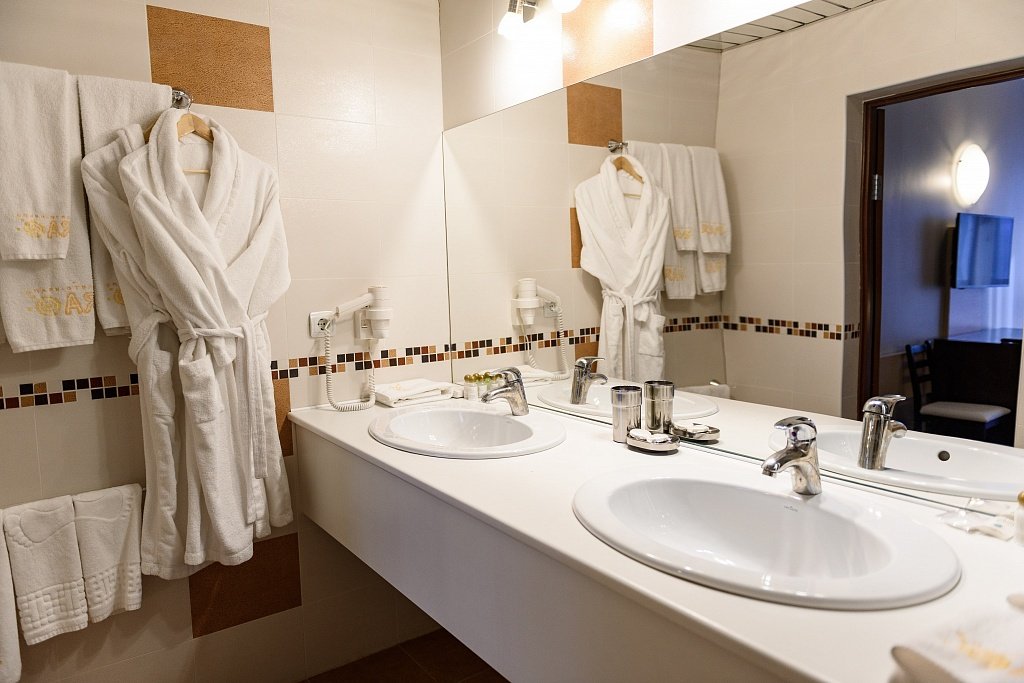 Люкс (корпус Югославский) вид на озеро