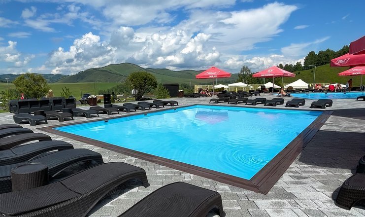 Открытый квадратный бассейн — Отель «Altai Palace Курорт Сибирская Монета», урочище Каим