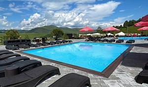 Открытый квадратный бассейн — Отель «Altai Palace Курорт Сибирская Монета», урочище Каим