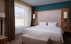 ЛЮКС С ОДНОЙ СПАЛЬНЕЙ, БОЛЬШОЙ КРОВАТЬЮ (KING SIZE) И ДОСТУПОМ В БАР-ГОСТИНУЮ, Отель Hilton Tyumen, Тюмень