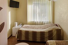 Бюджетный двухместный номер с 2 отдельными кроватями,в малом корпусе., Гостиница Кристалл, Домбай