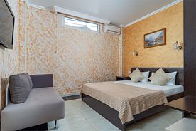 Стандартный номер на (0-этаже)(С окном на уровне потолка), Отель Guest House Helas, Лазаревское