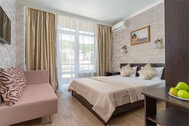 Делюкс с балконом и  видом во внутренний двор  (3-х), Отель Guest House Helas, Лазаревское