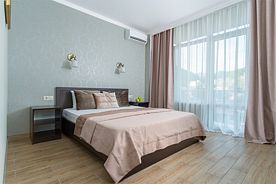 Делюкс с балконом и  видом во внутренний двор  (4-х), Отель Guest House Helas, Лазаревское