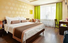 Cемейный номер с 1 большой двуспальной кроватью и 1 односпальной, Отель Easy Room, Нижний Новгород