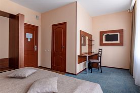 КОМФОРТ с одной большой кроватью, Отель Cronwell Park Ника, Омск