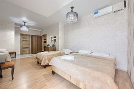 Семейный с двуспальной и двумя односпальными кроватями, Отель Наири, Волгоград