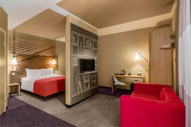 Премиальный номер - с одной двуспальной кроватью и диваном, Гостиница ibis Moscow Domodedovo, Домодедово