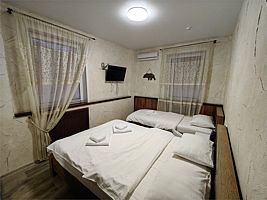 Трехместный номер с двуспальной и односпальной кроватями эконом- класса, Отель Шале, Воронеж