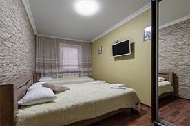 Трехместный стандартный номер с  двуспальной и односпальной кроватями, Отель Шале, Воронеж