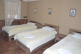 Трехместный номер с одной двуспальной и двумя односпальными кроватями, Отель Шале, Воронеж